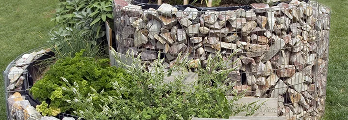 Kräuterspirale aus Steinen